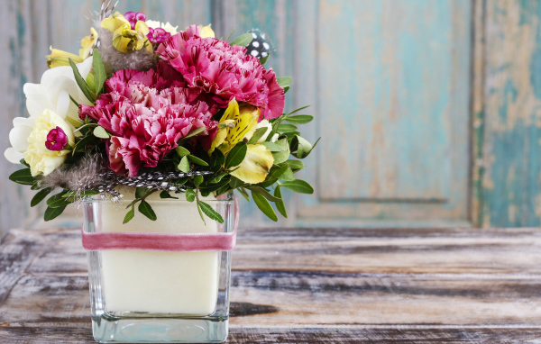 Букет пионов с лилиями в вазе на столе