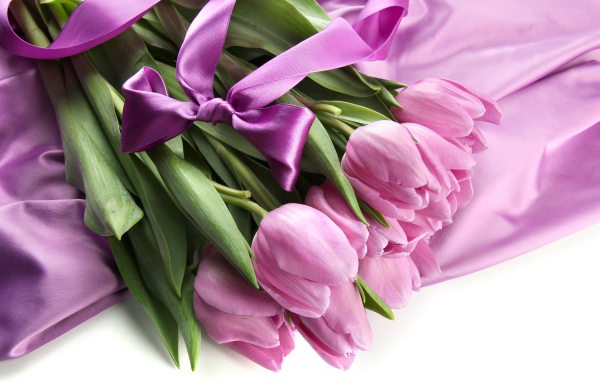 Букет розовых тюльпанов с бантом из атласной ленты