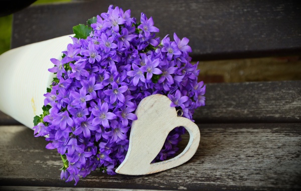 Букет фиолетовых колокольчиков с деревянным сердечком