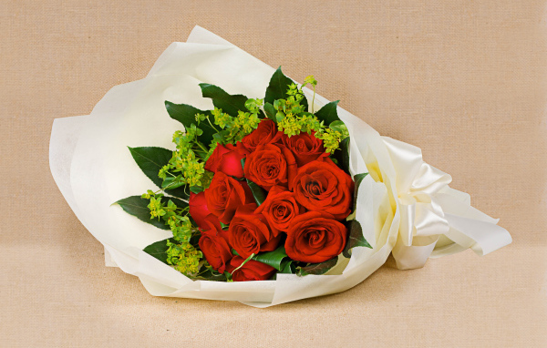 Букет красных роз с белым бантом