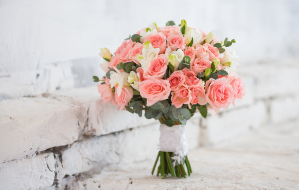 Букет с цветами розовых роз и белых цветов фрезии 