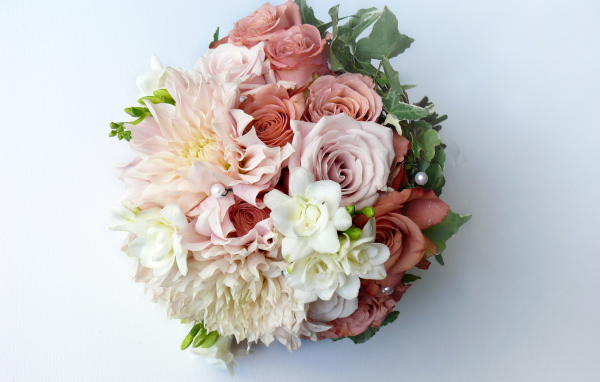 Букет с цветами роз и георгин на сером фоне 