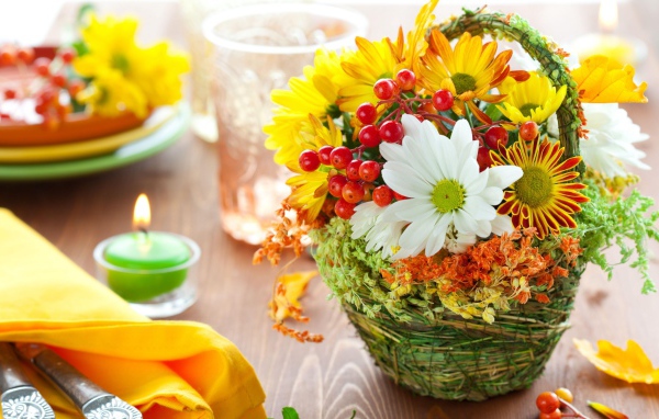 Цветы хризантемы в корзине с ягодами калины 
