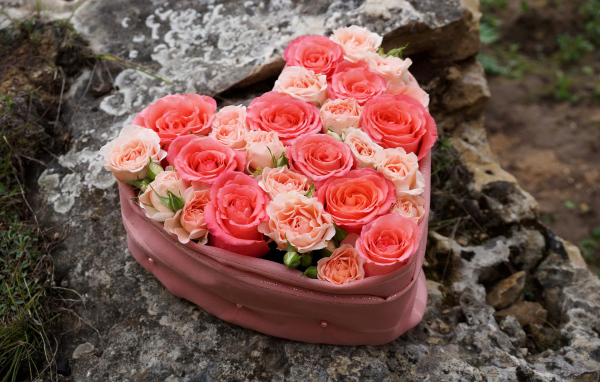 Нежные розы в коробке в форме сердца