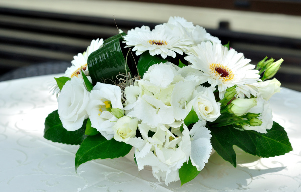 Праздничный букет с цветами роз, эустомы и герберы