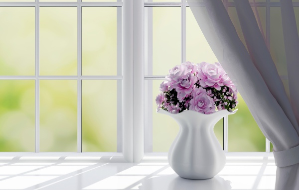 Бумажные розы в большой белой вазе стоят на окне