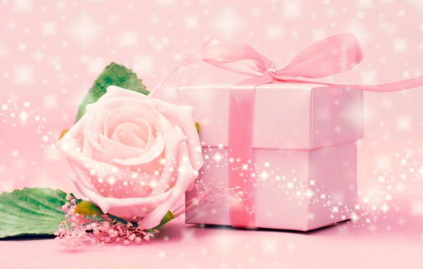 Розовая коробка с подарком и розовой розой 