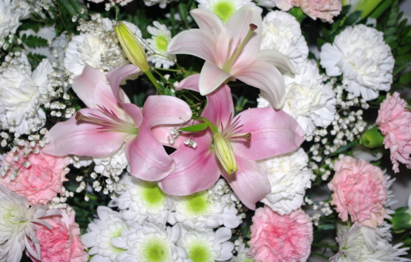 Розовые лилии с белыми и розовыми гвоздиками
