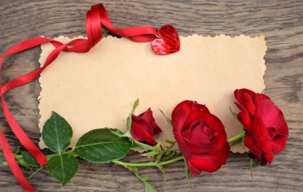 Красные розы и сердечко, фон для поздравительной открытки