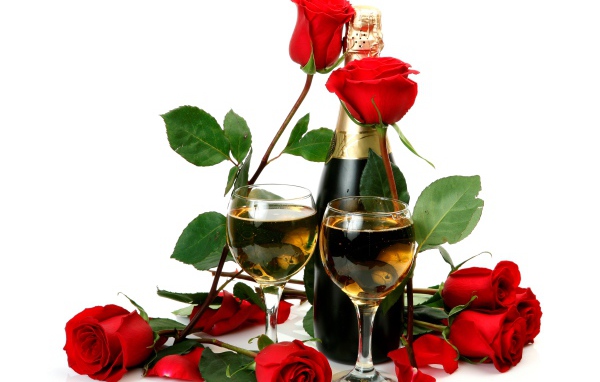 Красные розы с бутылкой шампанского и бокалами на белом фоне