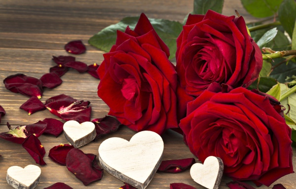 Три крупные красные розы с деревянными сердечками
