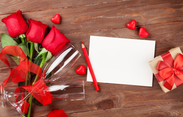 Три розы, два фужера и лист бумаги, шаблон поздравительной открытки