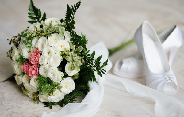Свадебный букет роз с белыми туфлями