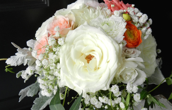 Свадебный букет с цветами роз, хризантем и лютиков