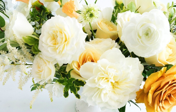 Белые и оранжевые розы крупным планом в букете