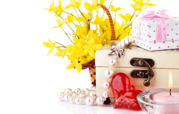 Желтые цветы с подарками на белом фоне