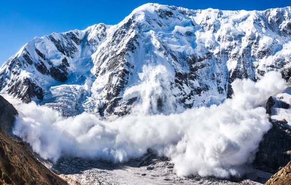 Снежная лавина сходит из заснеженных Альп, Швейцария 