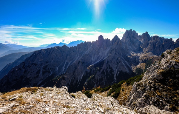 Яркое солнце в голубом небе над горами