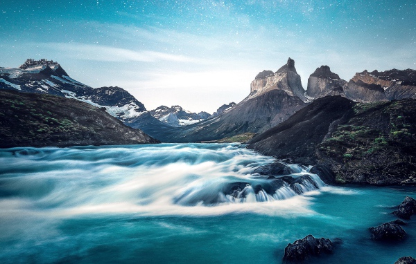 Быстрая река среди каменных горных берегов