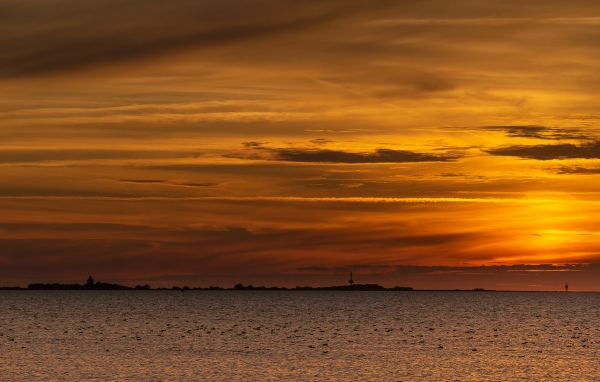 Спокойное море на фоне красивого неба на закате