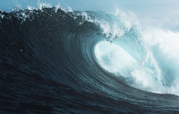 Высокая морская волна на фоне неба 