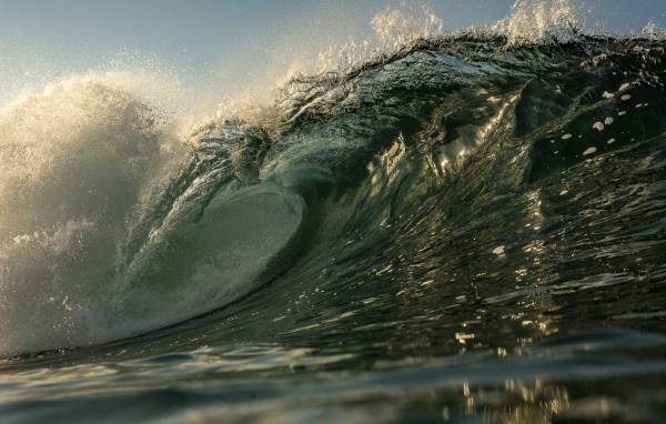 Высокая волна в море летом