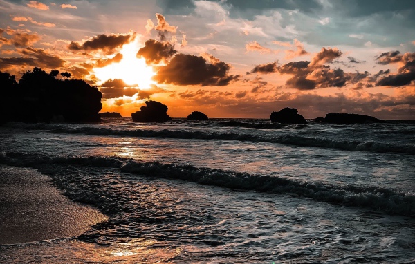 Красивый закат солнца в облачном небе над морем