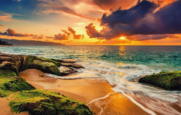 Красивый закат солнца на морском побережье 