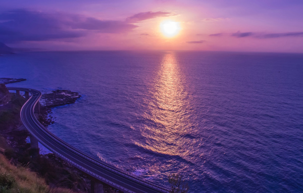 Фиолетовый закат солнца отражается в море 