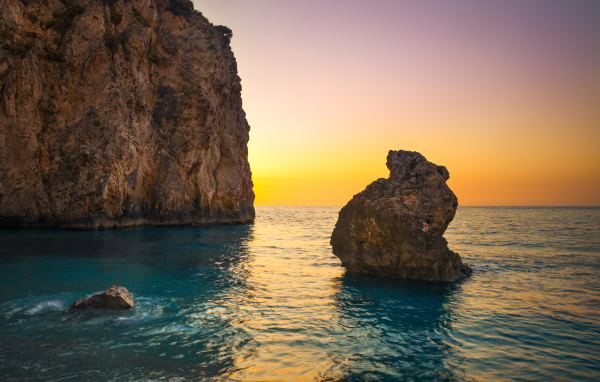 Скалы в океане на закате