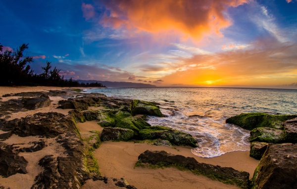 Каменный берег у моря на закате солнца