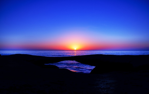 Закат солнца в голубом небе на морском горизонте 