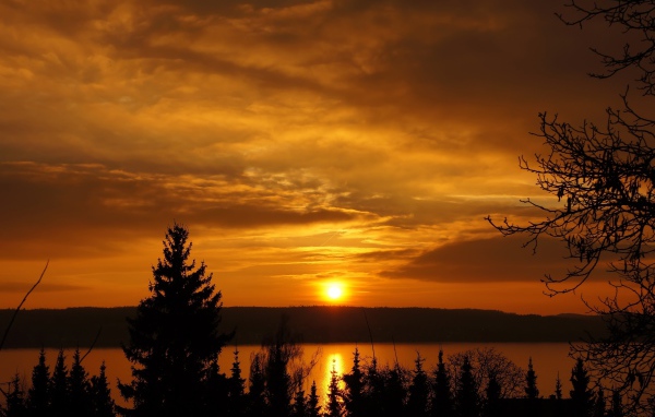 Закат солнца в небе над озером