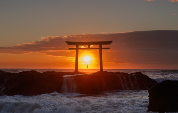 Закат солнца в бушующем море