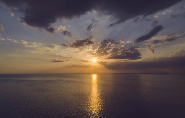 Закат летнего солнца на морском горизонте 