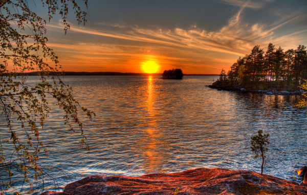 Закат солнца отражается в реке