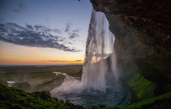 Красивый водопад Сельяландсфосс на закате, Исландия