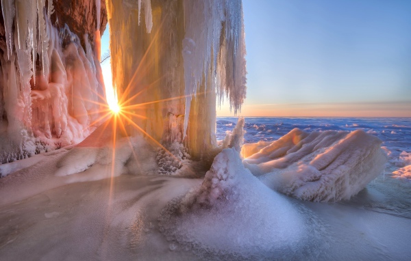 Заледеневший водопад с лучах яркого солнца