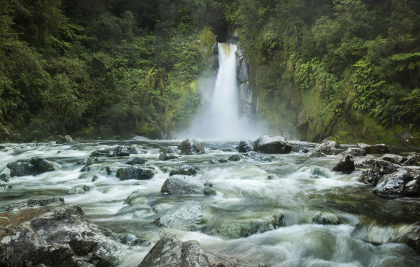 Водопад стекает по камням
