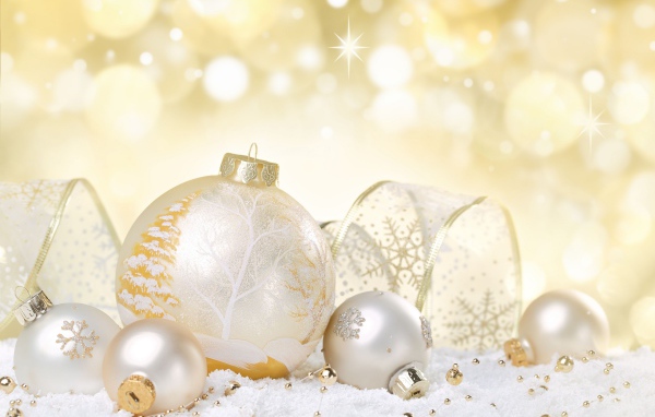 Красивые елочные шары с лентой на Новый год 2019 