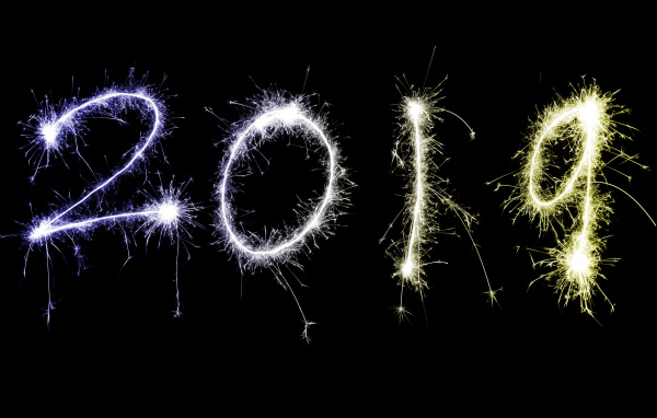 Блестящие цифры 2019 на черном фоне на Новый год