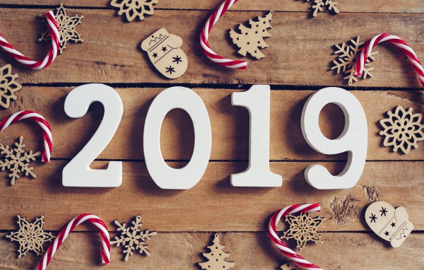 Цифры 2019 с украшениями на деревянном фоне