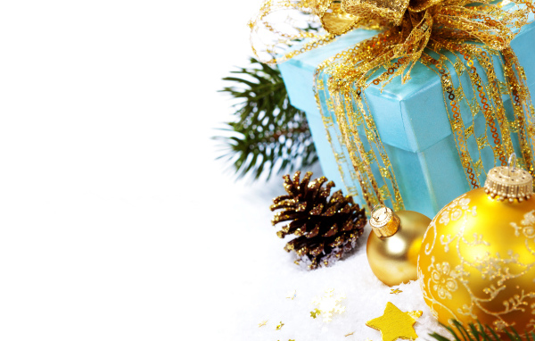 Подарки, елочные игрушки и шишки на белом фоне 