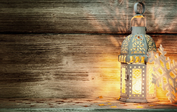 Фонарь и белая снежинка фон для поздравительной открытки на Новый год