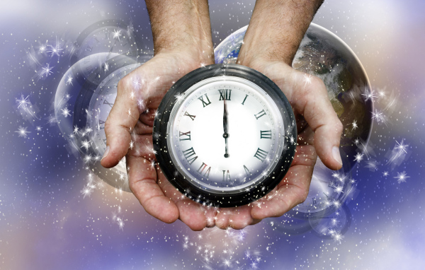 Часы с руках у мужчины показывают двенадцать ночи 