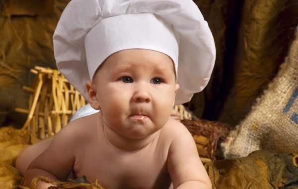 Младенец в белой шапке повара