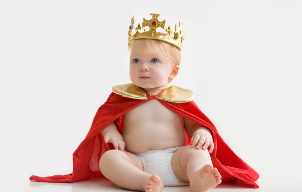 Маленький грудной ребенок в костюме принца