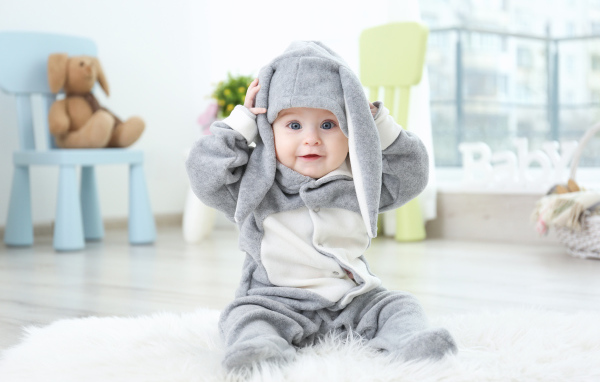 Маленький ребенок в костюме зайчика