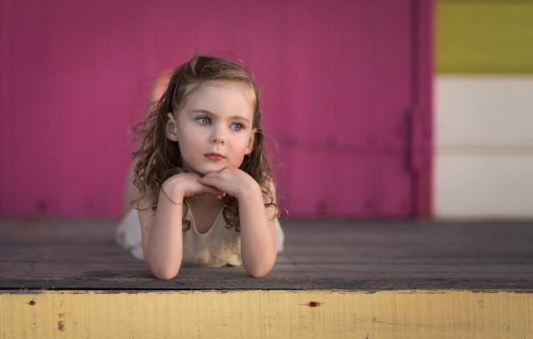 Милая маленькая девочка с красивыми глазами