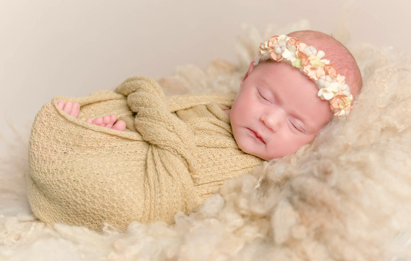 Спящий младенец с венком на голове